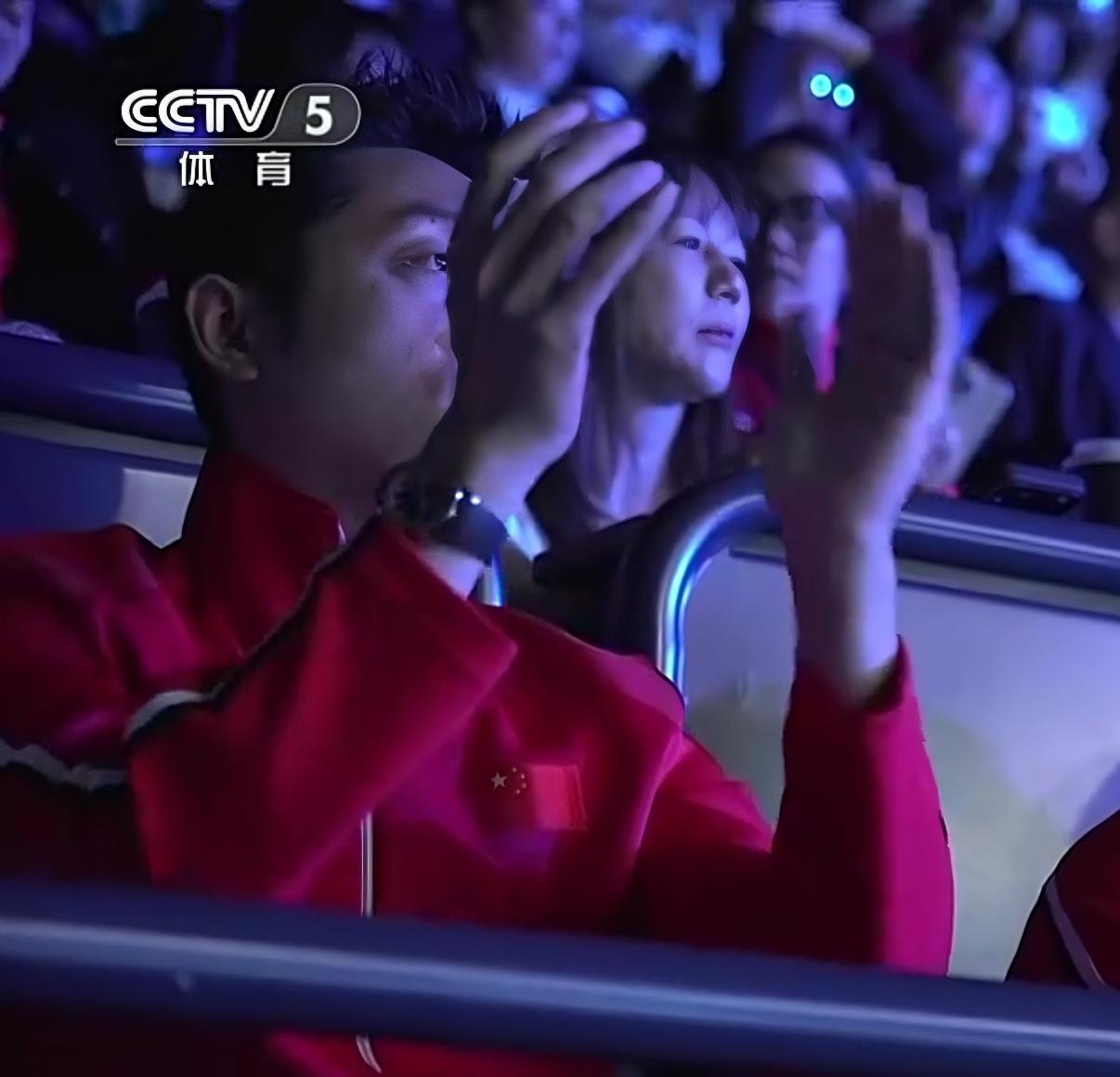 伦敦世乒赛女团决赛现场，坐在龙队旁边的人是谁？看到了王励勤，他现在是我国乒协