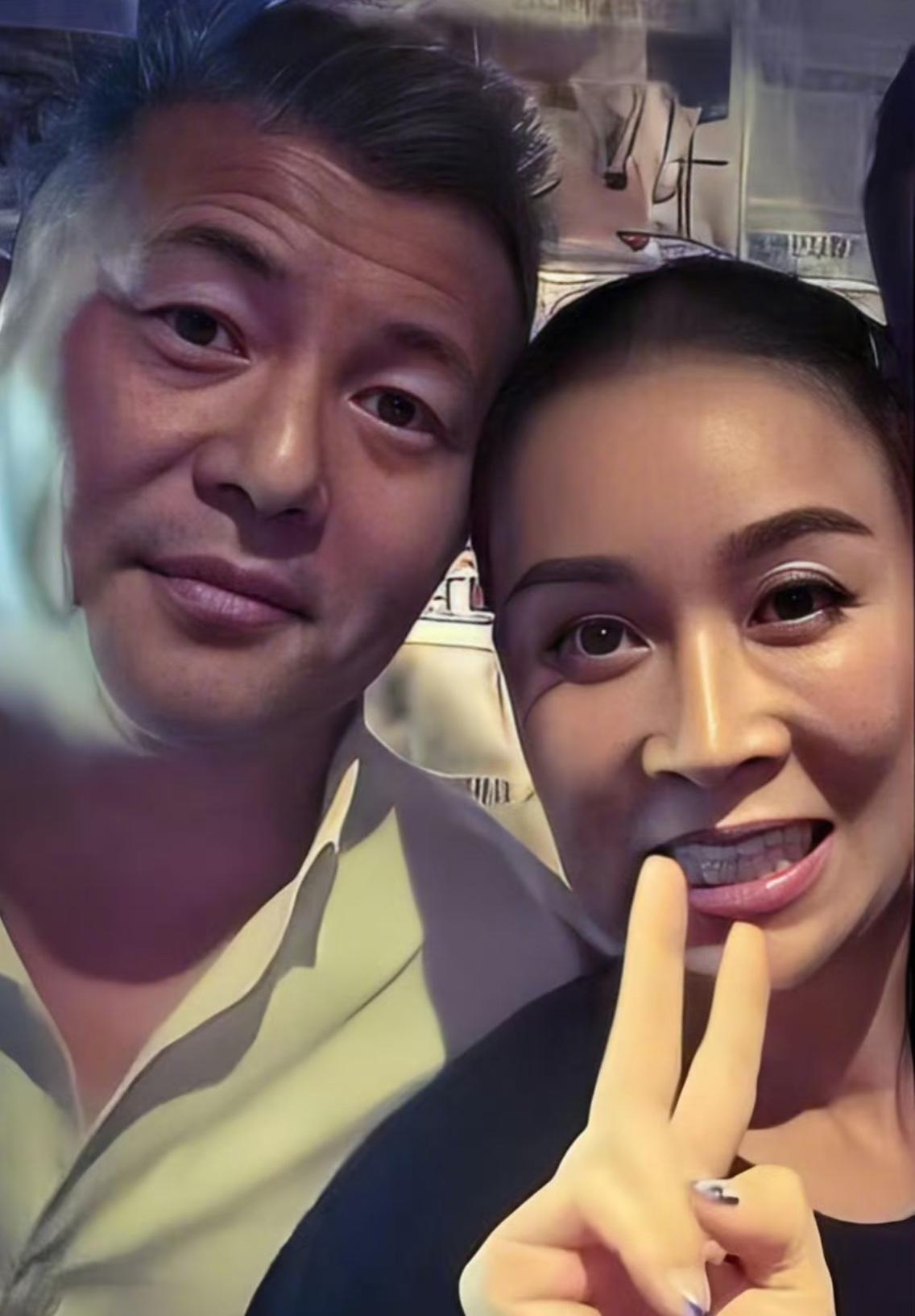 58岁满头白发的那英老公孟桐，被曝与红唇黑长发美女亲密接触，饭局依偎挽手出门，视