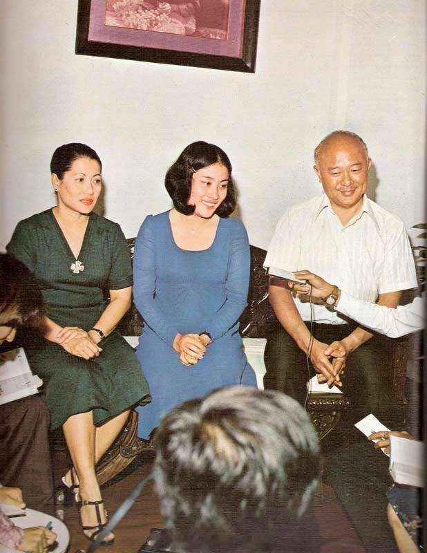 王室王室泰国王室暹罗往事“他们没有好好的教颂妃”老照片：1977年1月，狗哥和