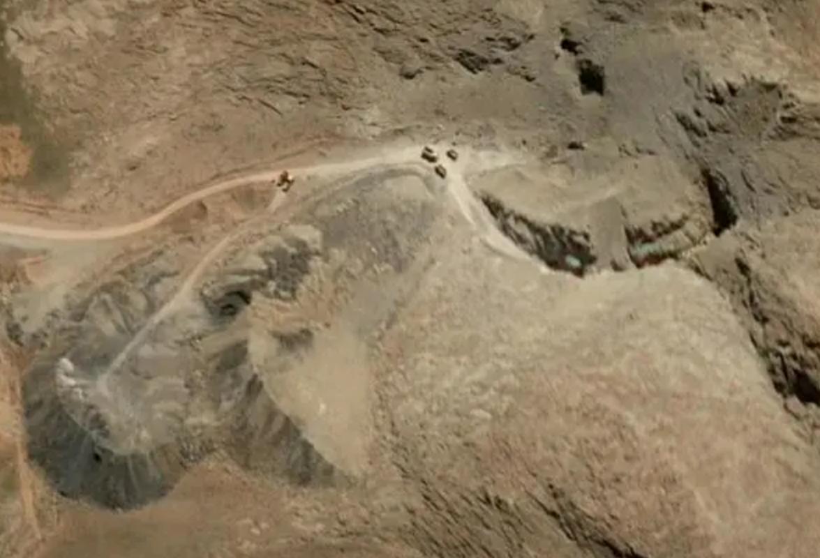 伊朗没闲着，趁着停火，赶紧清理被美以炸塌的地下导弹基地的入口。这是美国卫星拍