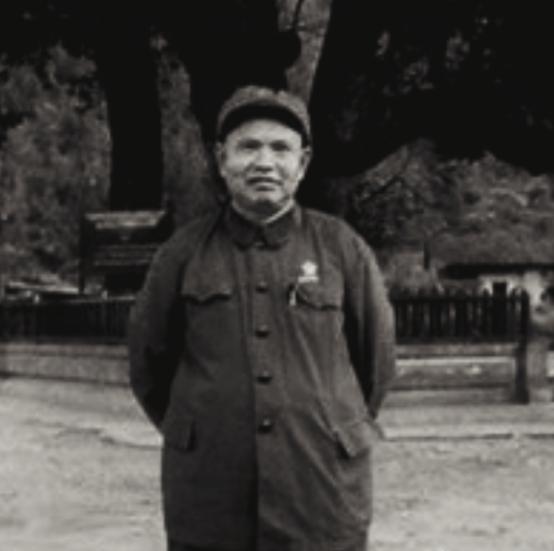 1939年，日军冲锋时，竟脱掉军装，只穿白衬衣。副团长王耀南非常疑惑，但看到战士