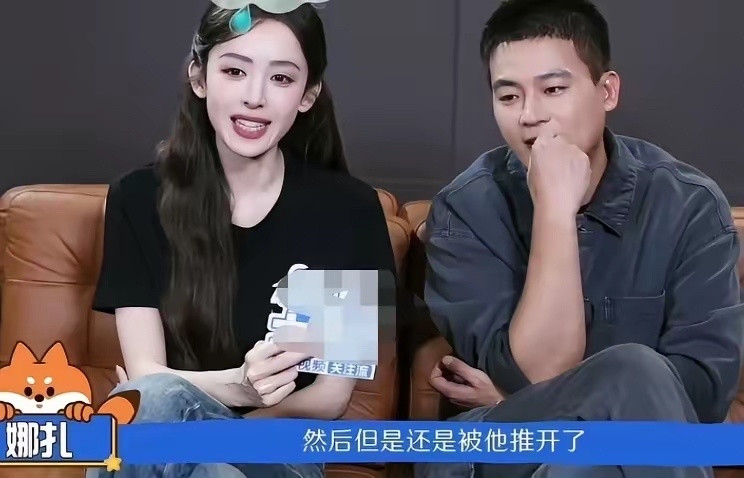古力娜扎当面抱怨欧豪在戏里总让她起开，欧豪在一旁一声不敢吭，古力娜扎：“你不是老