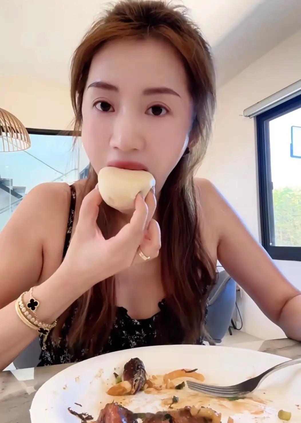 李念接婆婆到家里一起过中秋节，婆媳俩下厨包大包子，蒸大馒头，喜气十足。婆婆圆脸短