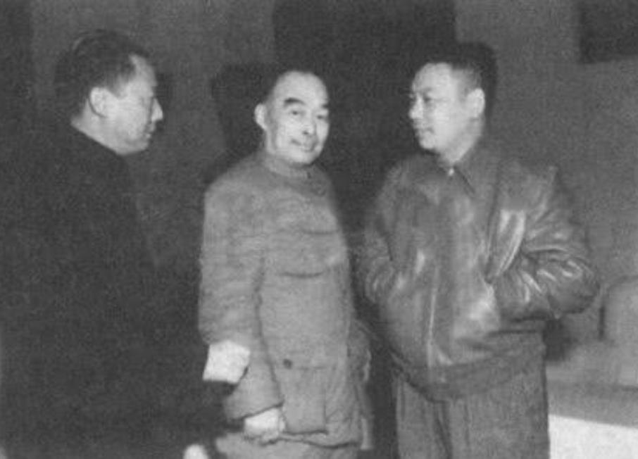 1956年，蒋经国拎着5万美金上门，劝肝癌晚期的毛人凤去美国治病。他宁可死，也不