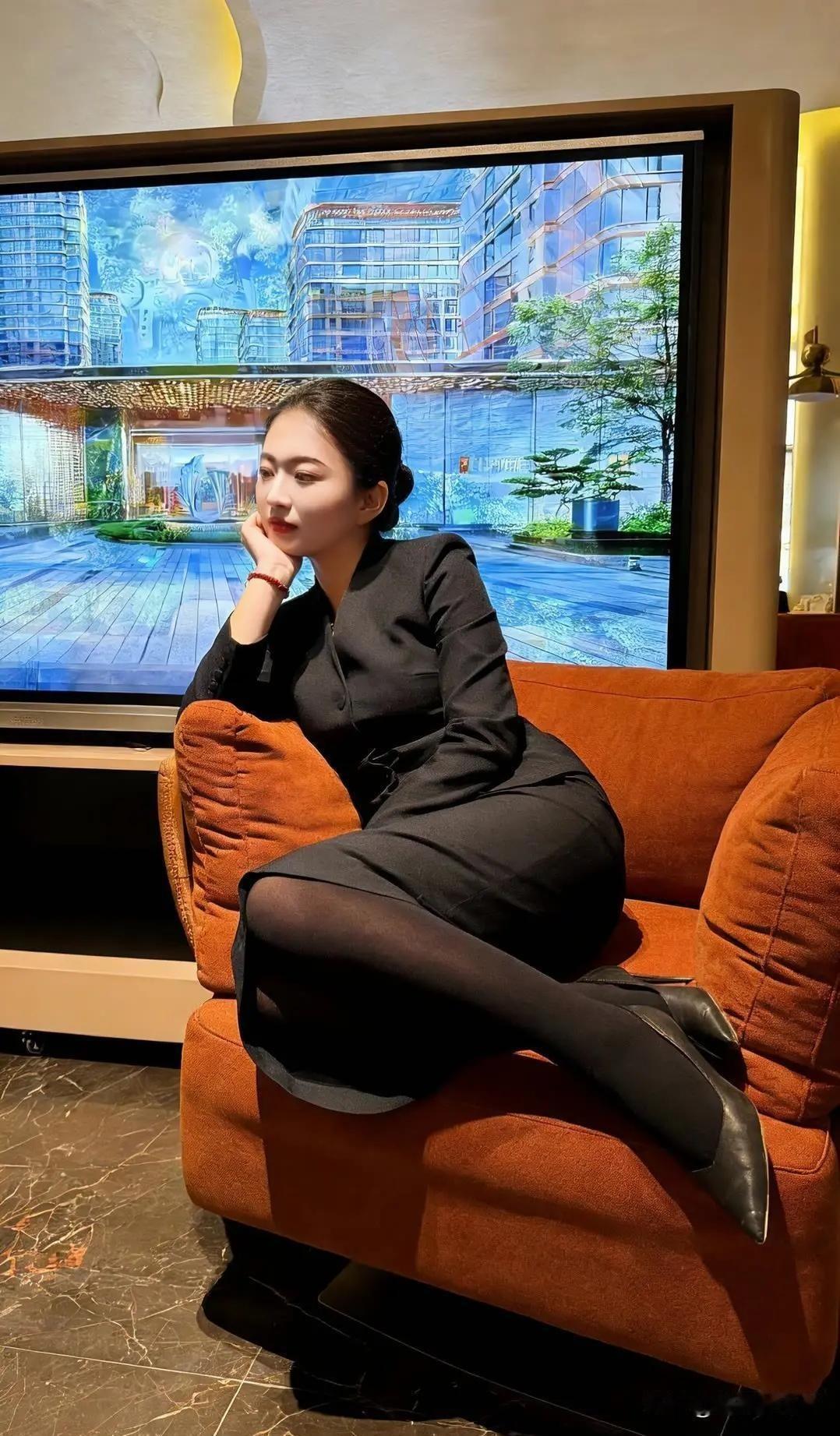 有人喜欢黑色，有人喜欢白色，一个显气质，一个显年轻，各有所好，这两套穿搭你更喜欢