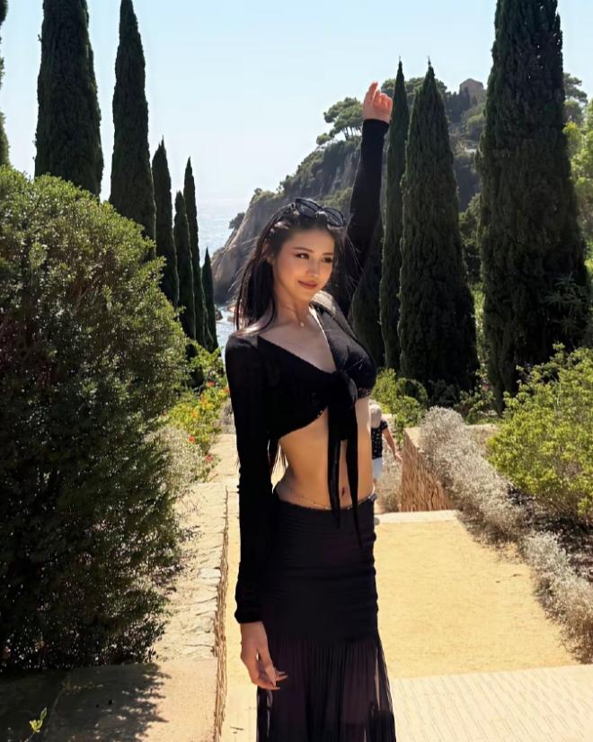 男人娶漂亮老婆不是没有道理的这是汪峰大女儿近照，小苹果今年21岁，高挑纤瘦，容