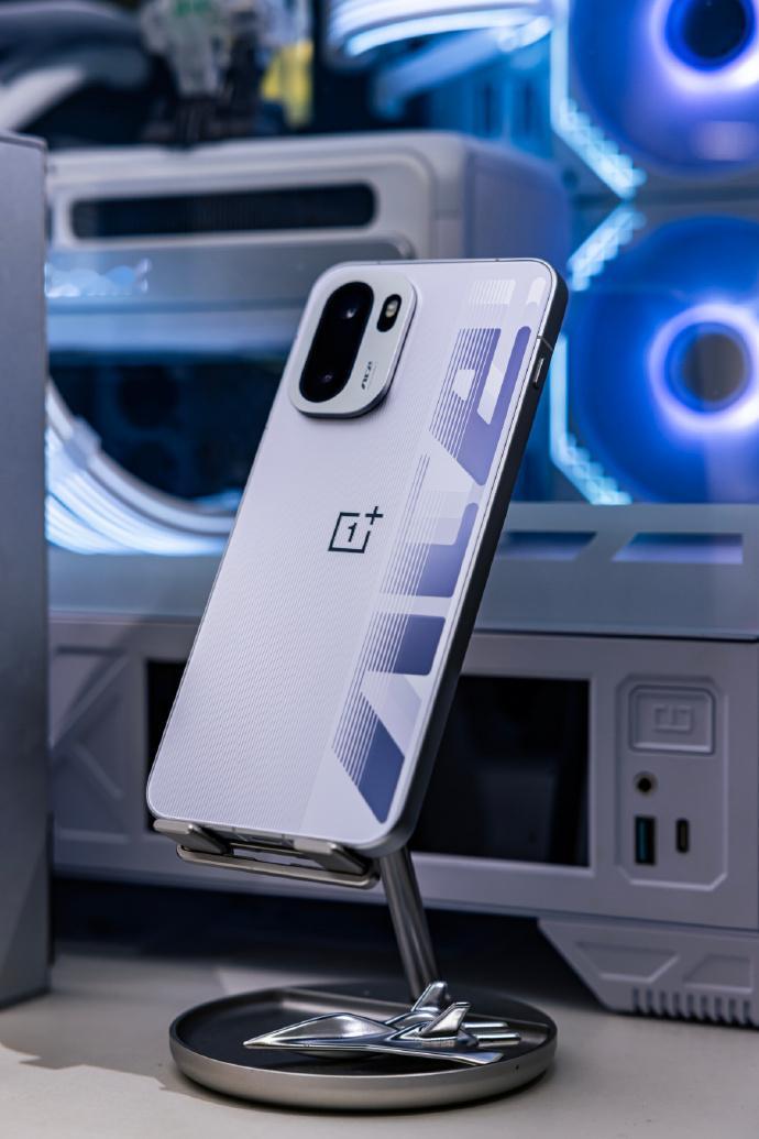 一加Ace6今天正式开售，上手体验一段时间了，真心一句话总结：它是那个同价位“