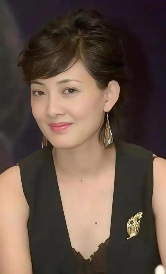 2007年，牛莉生下一女，在一次吵架的过程中，她怒气冲冲地问老公刘亚东：“你比我