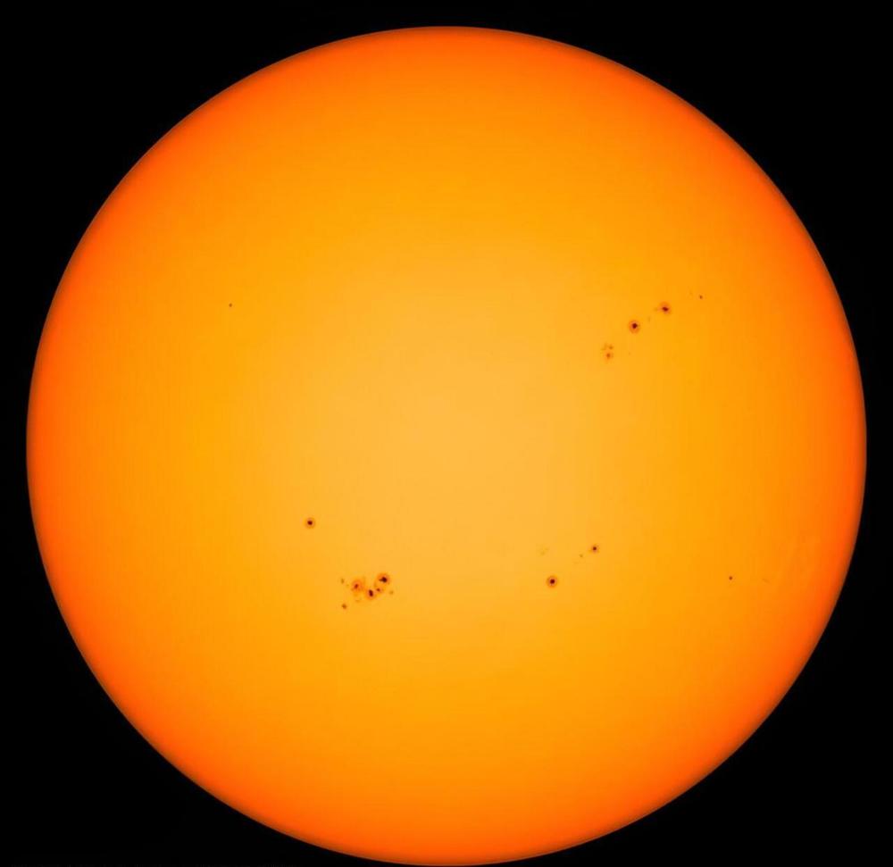 太阳脸上长了雀斑: 个头不小、数量可观