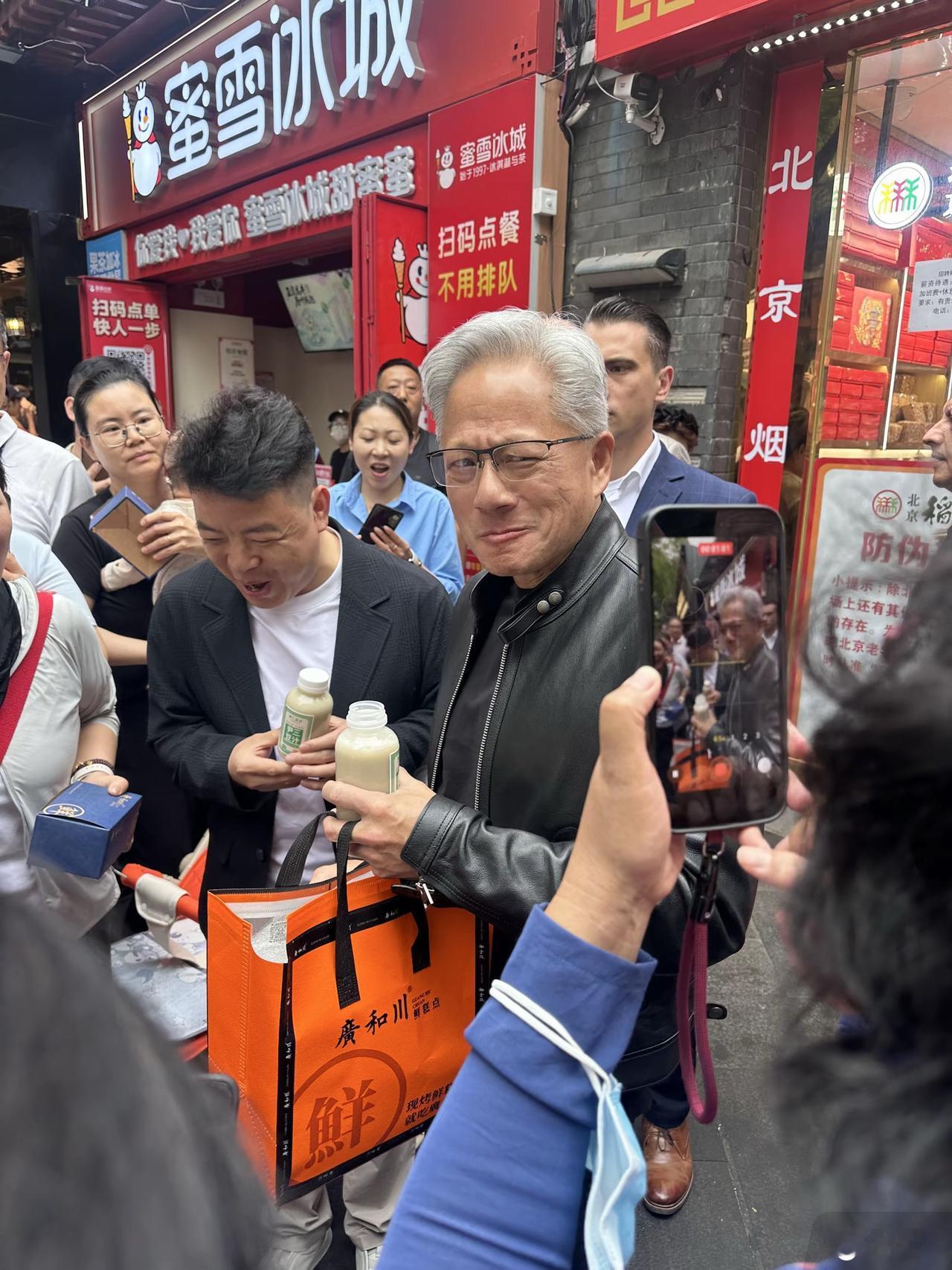 黄仁勋喝完北京豆汁也直接摇头啊，这痛苦的表情，都可以当表情包了。作为华裔，骨子