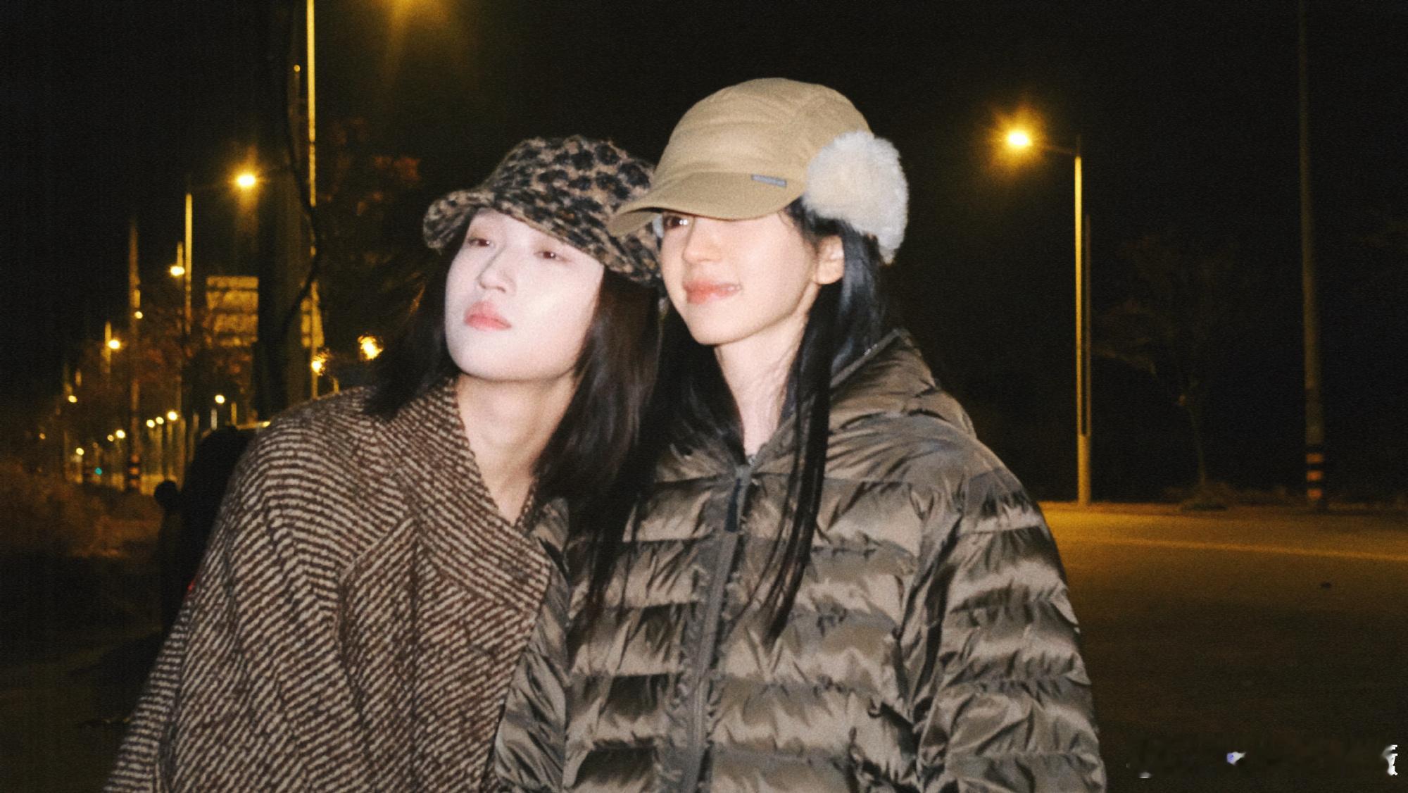 田曦薇王佳怡一起跨年田曦薇王佳怡烟花背影照田曦薇和王佳怡一起过的跨年看烟花，王