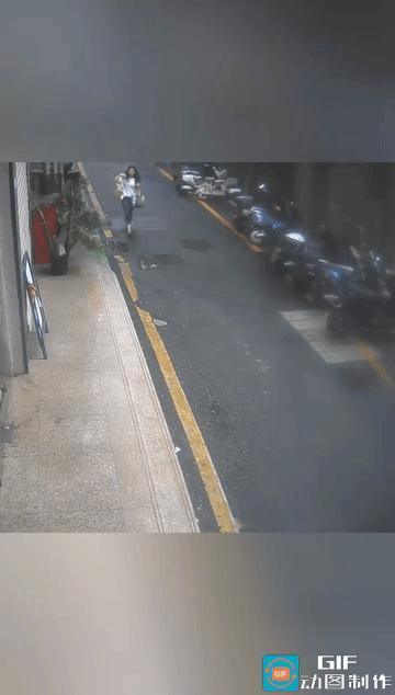 网友无语了:一女子手里提着东西走在路上，随后抬步走上台阶，然后东瞅瞅西看看，又拿
