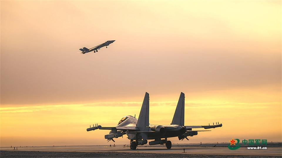 大漠戈壁，歼16D和歼20同框。