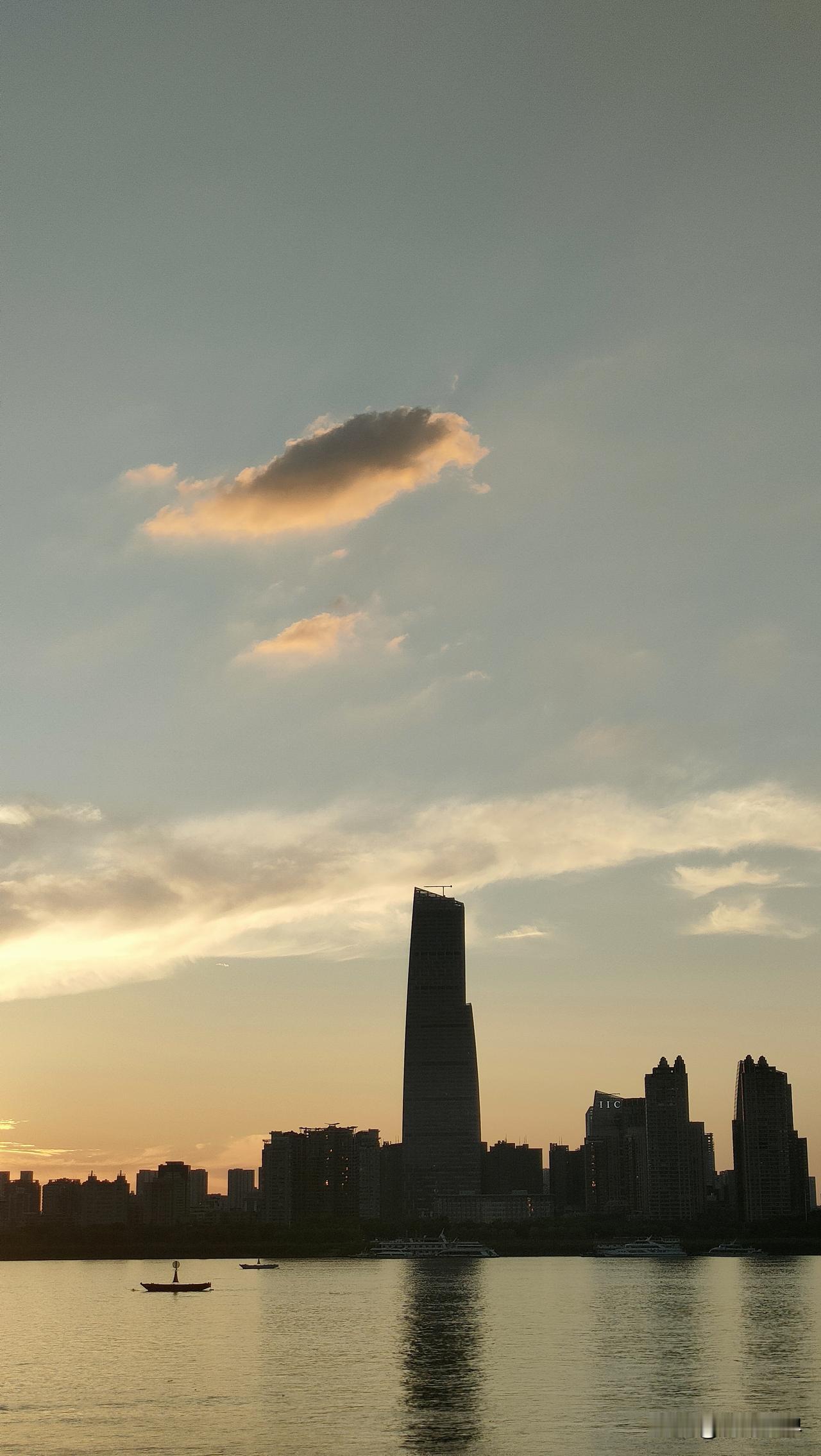 明天是中元节！父亲叫我晚上不要出门！特别是今天晚上！我问为什么？他只说对
