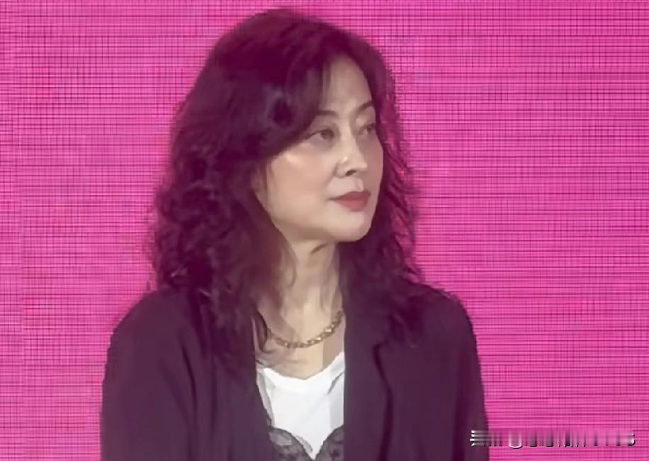 看到梅婷的近照，大家讨论得颇为热烈。有人认为她的新发型不太适配，不过女神的