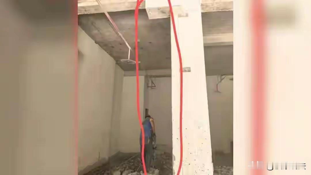 “胆儿肥了，承重墙都敢敲！”贵州贵阳，小区里一声闷响，业主群里炸锅：楼下商铺把承
