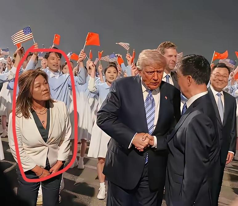 美国经济真不行了，连像样的翻译都请不起了[捂脸哭][捂脸哭][捂脸哭]
