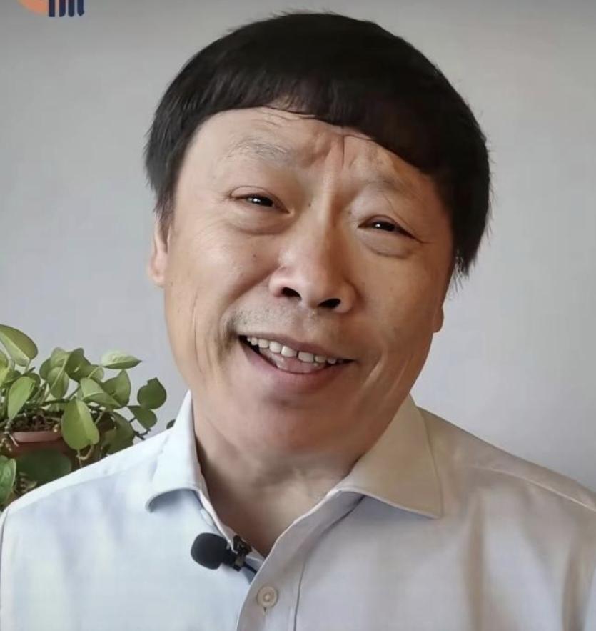 是网友太坏了，还是网友太细心了。在牢A火了之后，一向喜欢蹭热度的老胡，居然自