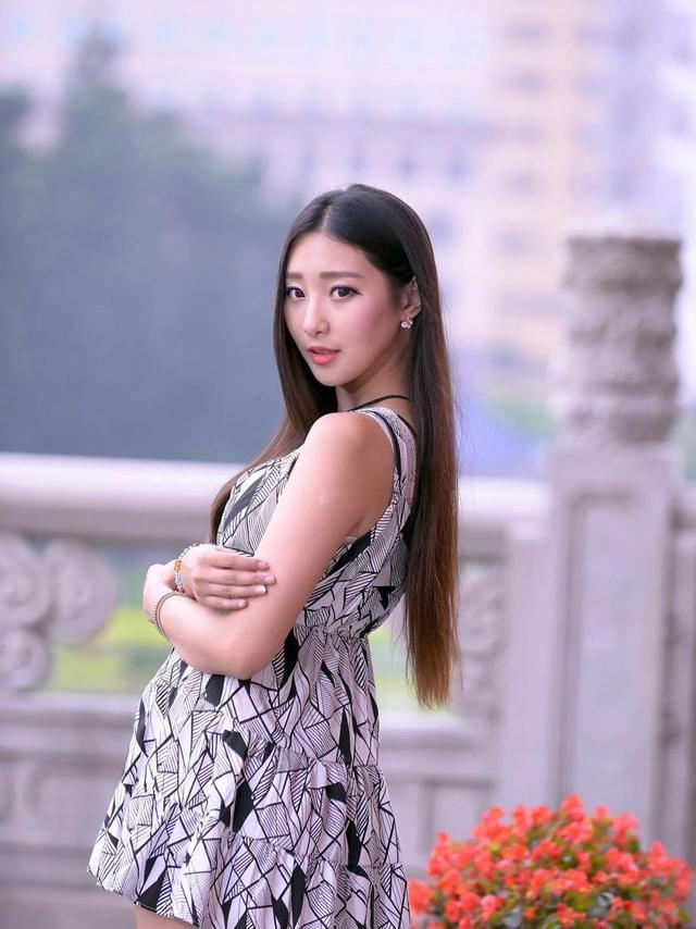 笑话：村长看到自己的老婆在训狗，边训边说：看你以后还敢不敢再出去惹事了，狗粮不断