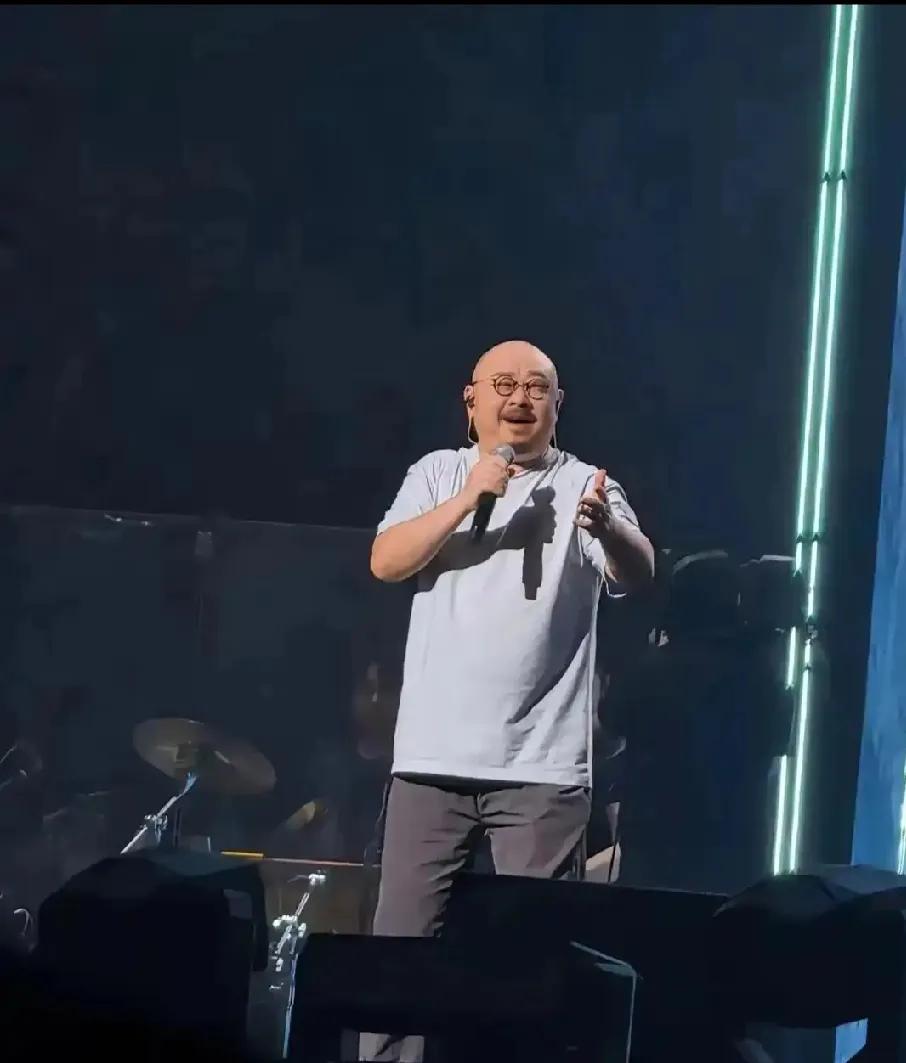 刀郎重庆演唱会：这才是华语乐坛的「双向奔赴」范本！万人雨夜撑伞合唱，女粉“