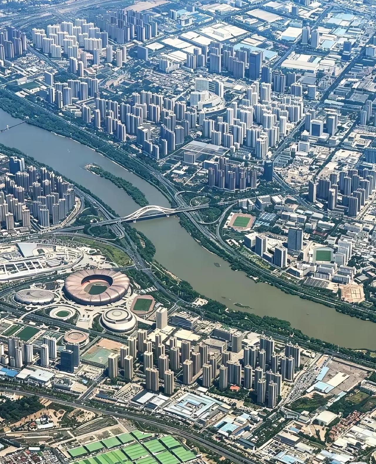 兰州，城市学院当年这么偏的地方，现在也是成了中心区域了[捂脸哭]