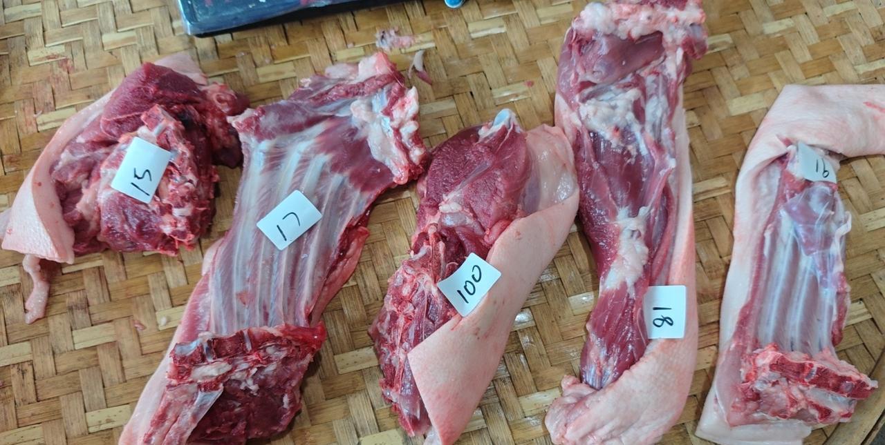 连兰是我们家的顾客。前天从农场订了10斤巴马香猪肉。今天我就是安排工人大姐给她