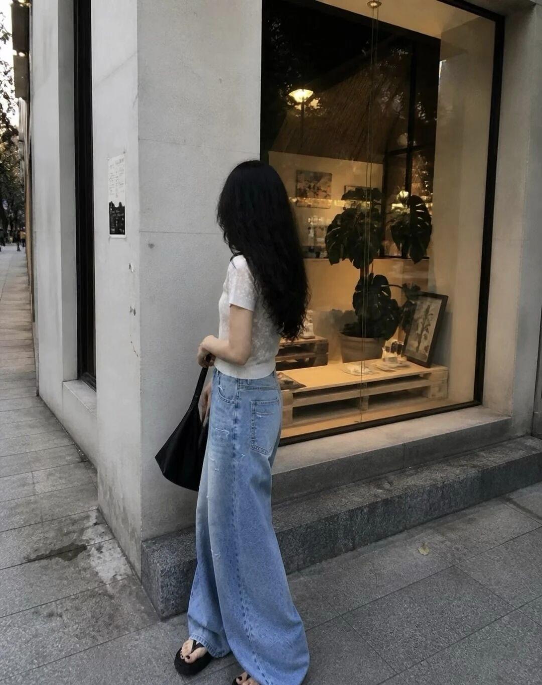 悠闲漫步在城市街头，享受静谧的午后时光。