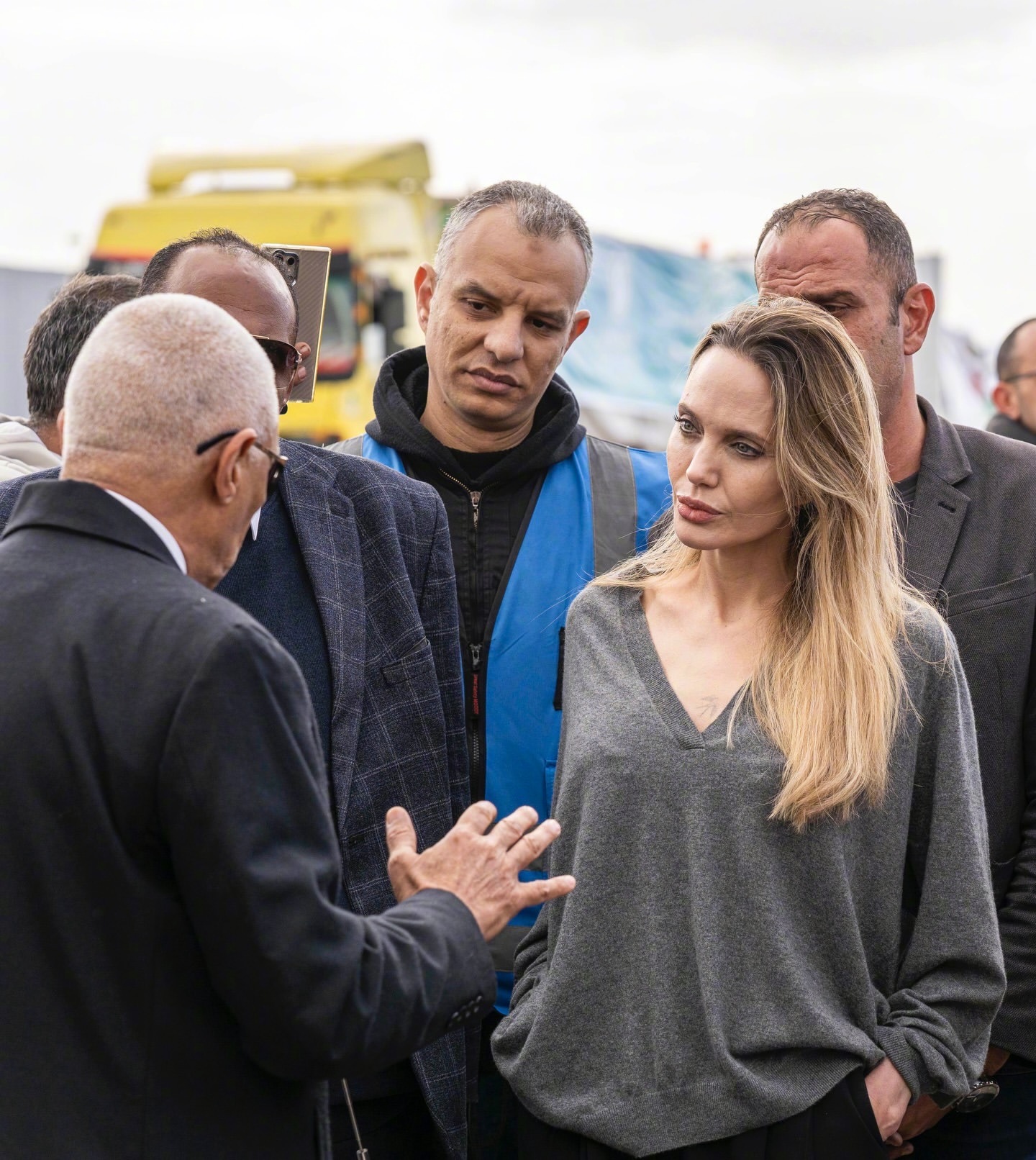 新年第一天，安吉丽娜·朱莉现身埃及与加沙之间的拉法口岸视察。这个口岸是运送人道主