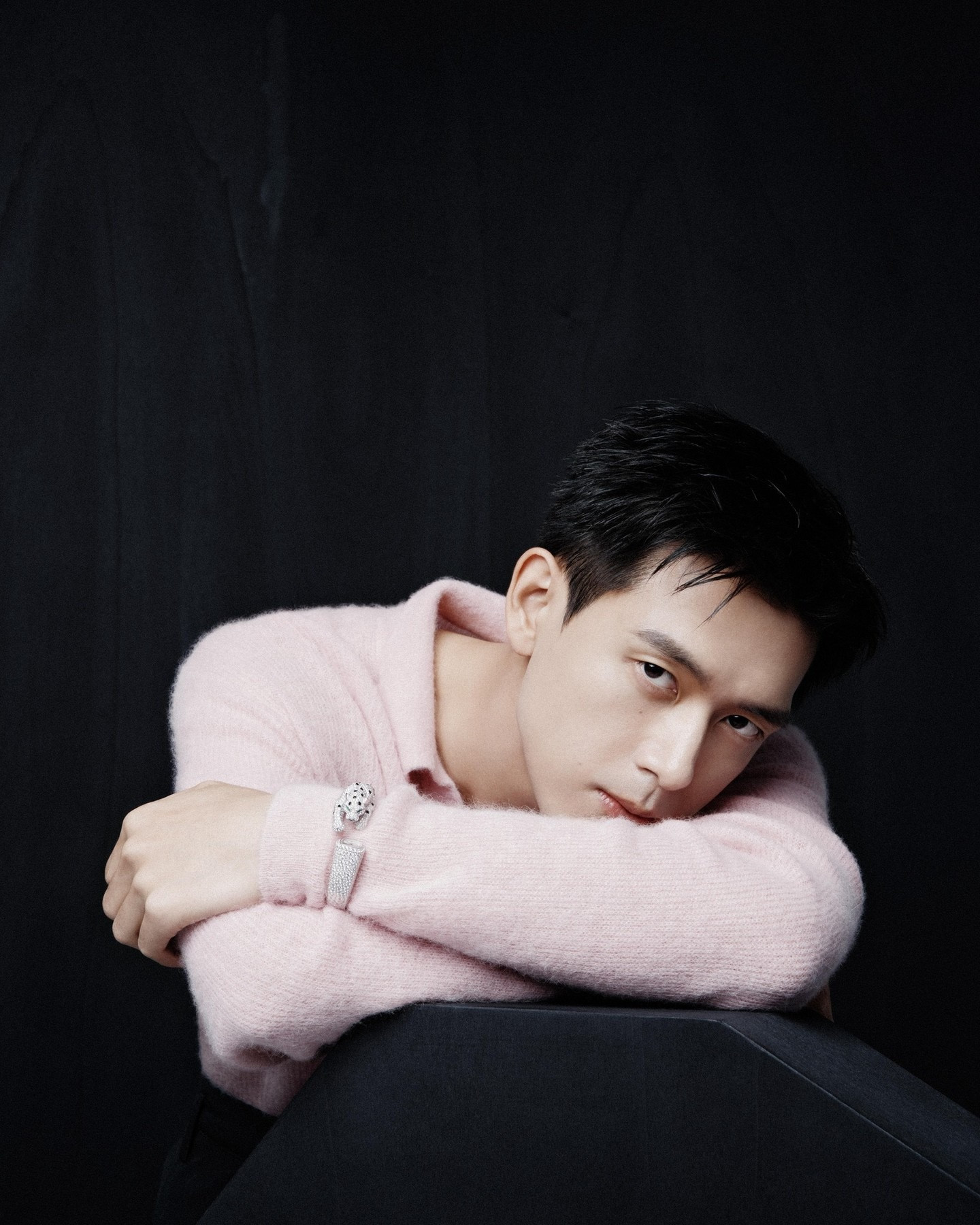 李现｜Cartier品牌外网平台先行发布的一组全新大片，品牌大使李现佩戴卡地亚