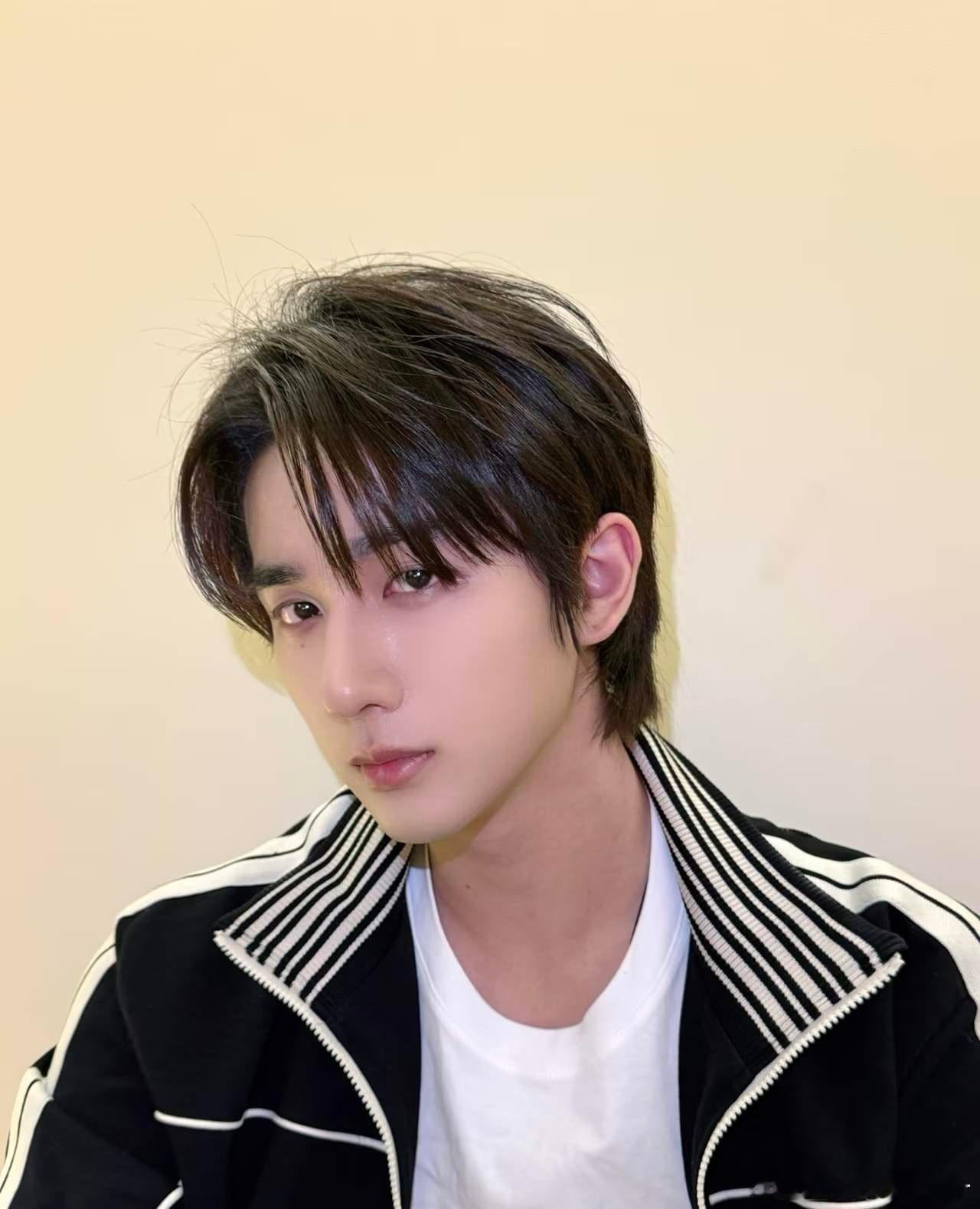 心疼李宏毅李宏毅被限高了看了他的限高令，我直接泪目了他被限高，限的是飞机、列车软