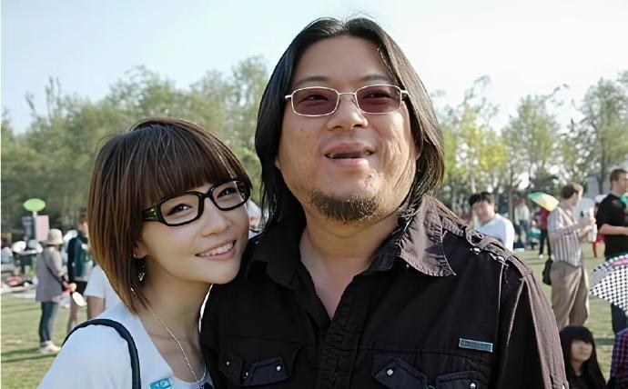 当年矮大紧能娶到比自己小20岁的，舞蹈系的校花，绝对是春风得意。后来，非要送小姑