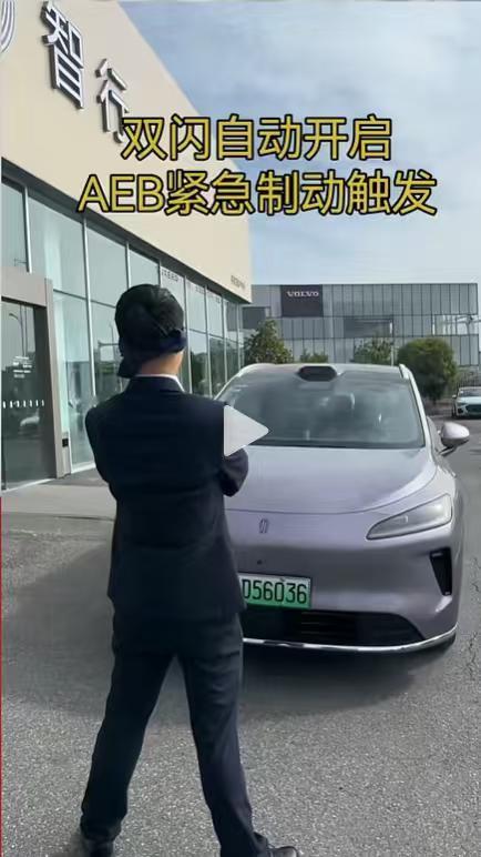 其他车企的销售顾问敢这么测试吗？近日，一位尚界H5的销售顾问为了证明尚界汽车的