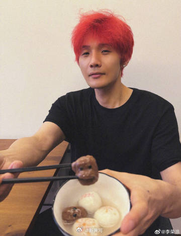 【#李荣浩回应被指抄袭#】4月1日，回应被指抄袭：这件事我不想躲过去网上对