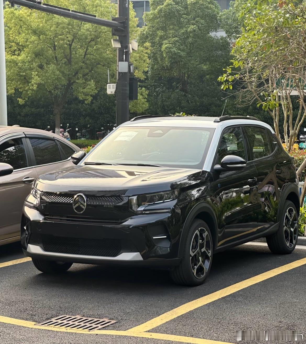 对上了！都对上了！内部网友发来了此前在零跑园区内发现的雪铁龙C3Aircros