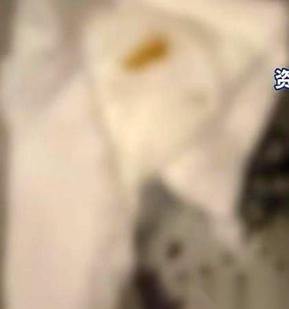 刚洗完澡，女朋友裹着浴巾从浴室出来，一句话不说，就指着里面。我走进去，一股怪味