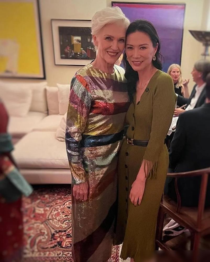 邓文迪贴着马斯克他妈，图的根本不是钱。所有人都以为，她费尽心思，下一步就要