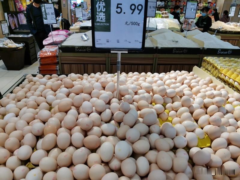 为何说鸡蛋涨价了不是坏事鸡蛋涨价不是割韭菜，而是给养殖户的“回血包”！现在多掏几