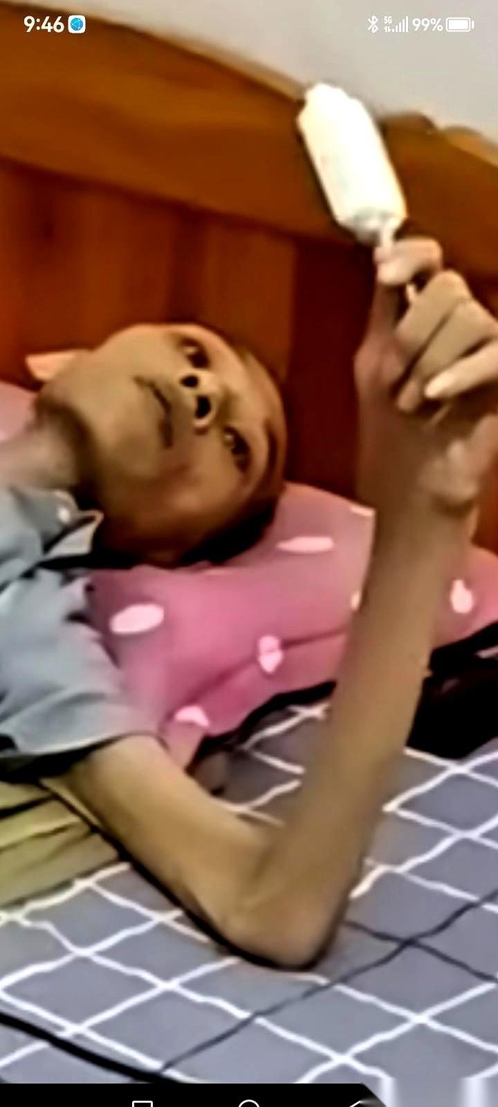 我赶到的时候，我公公的脸和脖子……还是温的。就在两天前，瘦得只剩一把骨头的他，