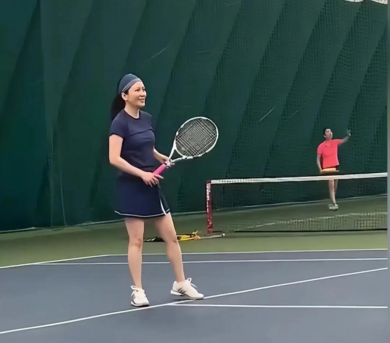 素颜状态下打网球的俞飞鸿，还是能够看出来已经是个大妈了。虽然她一直没生过孩子，保