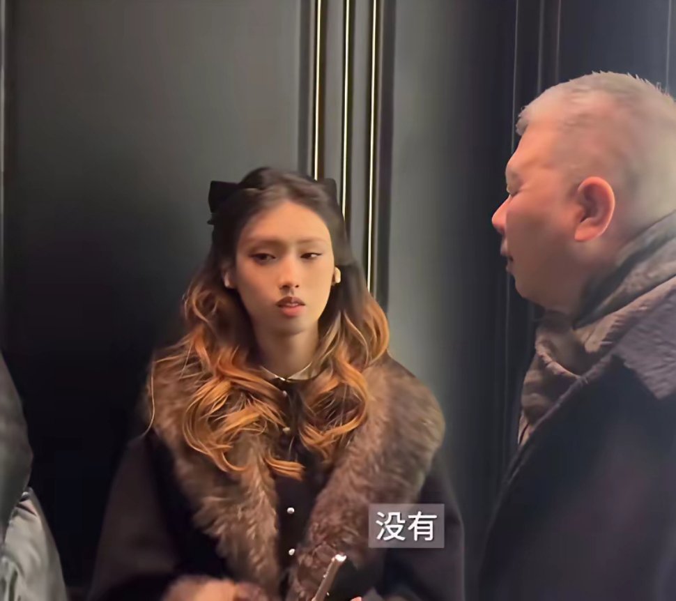 冯小刚真的好关心他这个女儿，好爱护她呀。女儿这么大了扎个耳洞没问题吧？