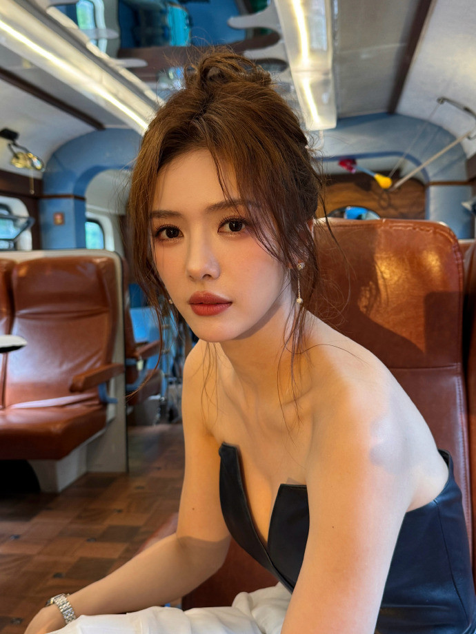 蔡文静给自己唱美了蔡文静好美的脸好近的怼脸，好美的脸，也是给自己唱美了哈哈​​