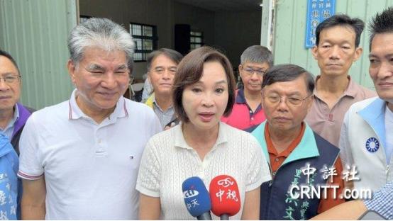 柯志恩“爬车窗逃生”。 8月25日下午一点半，高雄阿莲区玉库里潭底路，国民党