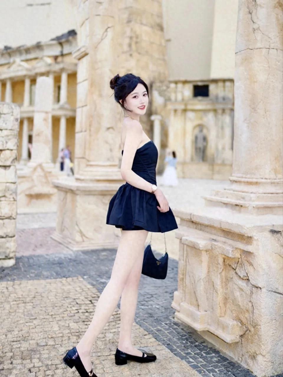 小姐姐抹胸小黑裙，精致锁骨杀，身材比例堪称人间投影仪