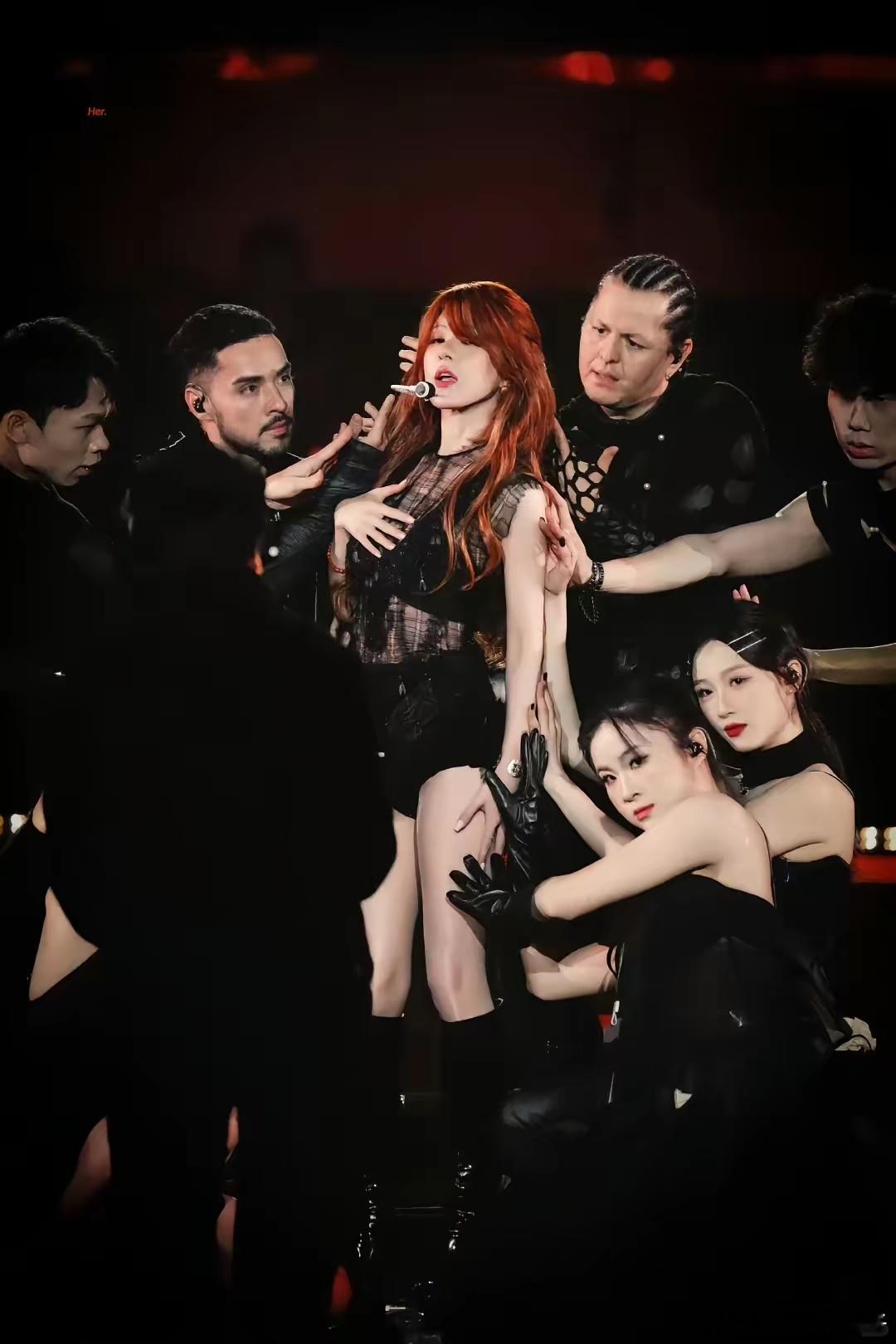 你们发现没有？赵露思肯定是被高人指点过。她这场27岁生日音乐会最厉害的不是排场，