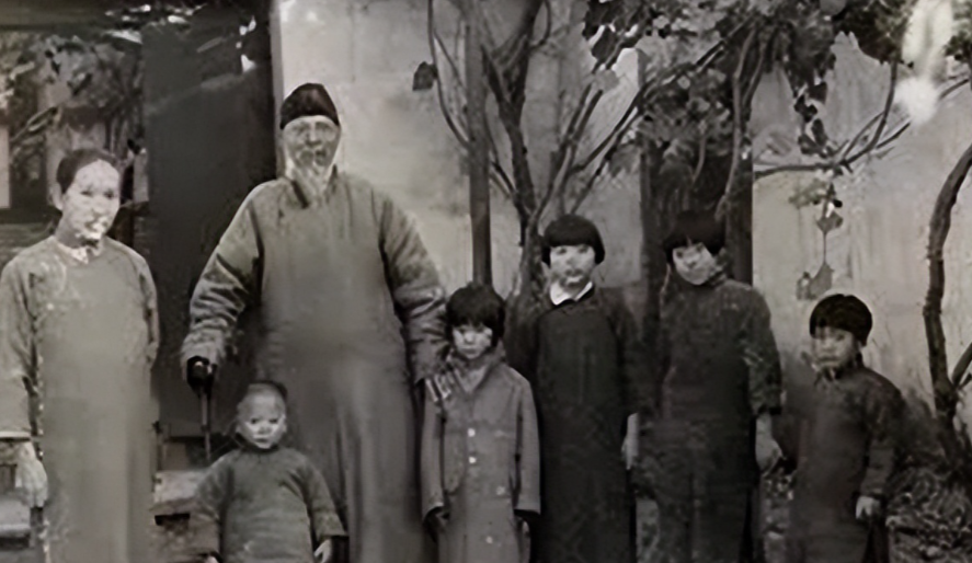 1957年，93岁的齐白石闹着要结婚，孩子们给他找了一个44岁的妇女。不曾想，齐