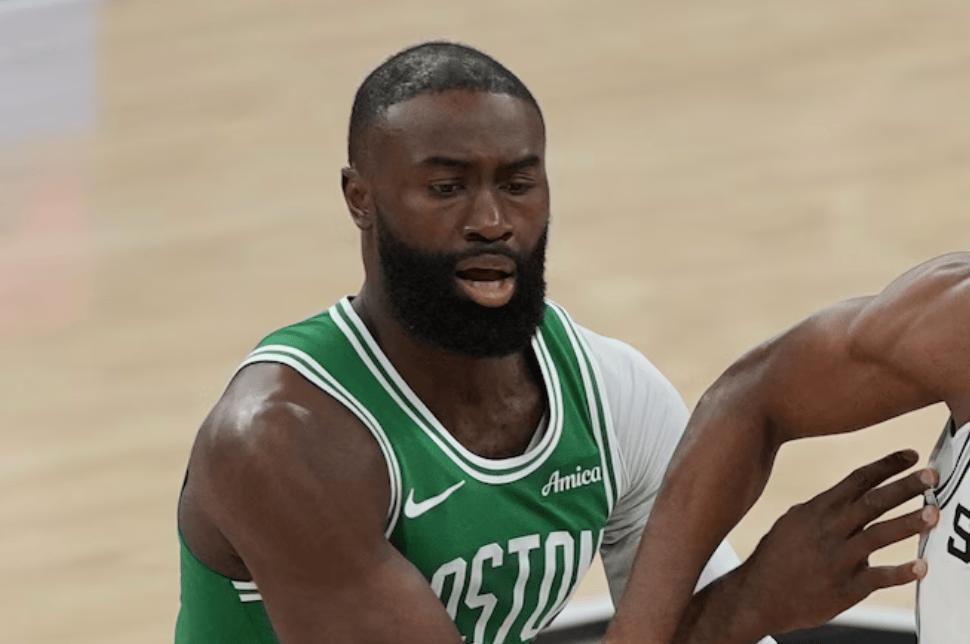 杰伦•布朗是FMVP，也大学高材生。情绪管理一直很好，布朗也很少抱怨裁判，除非