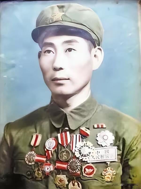 1948年平津战役夜行军，小战士平太信半路请假解手，意外撞见一个戴钢盔的黑影。