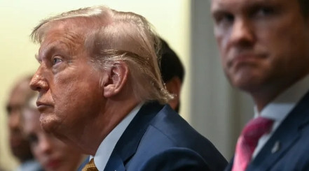 当着一众美国高官的面，火气上头的特朗普，把三个人怒斥一通！本周二，特朗普举行了