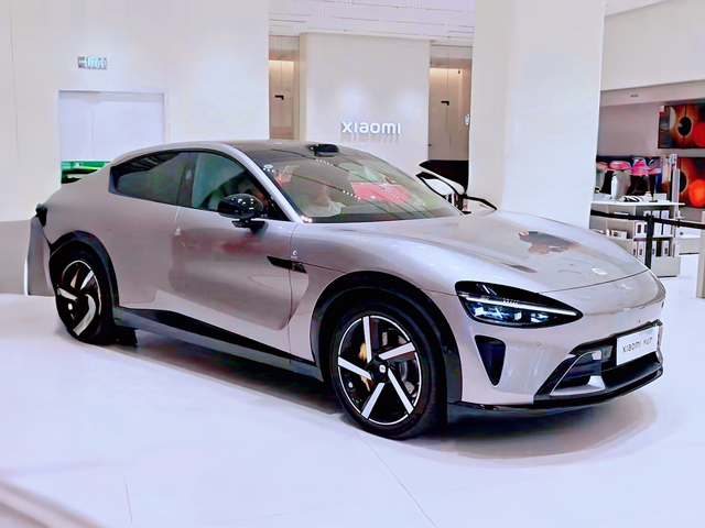 今天终于去摸了小米YU7，中规中矩！简单聊聊今天几个印象贼深的点。缺点：