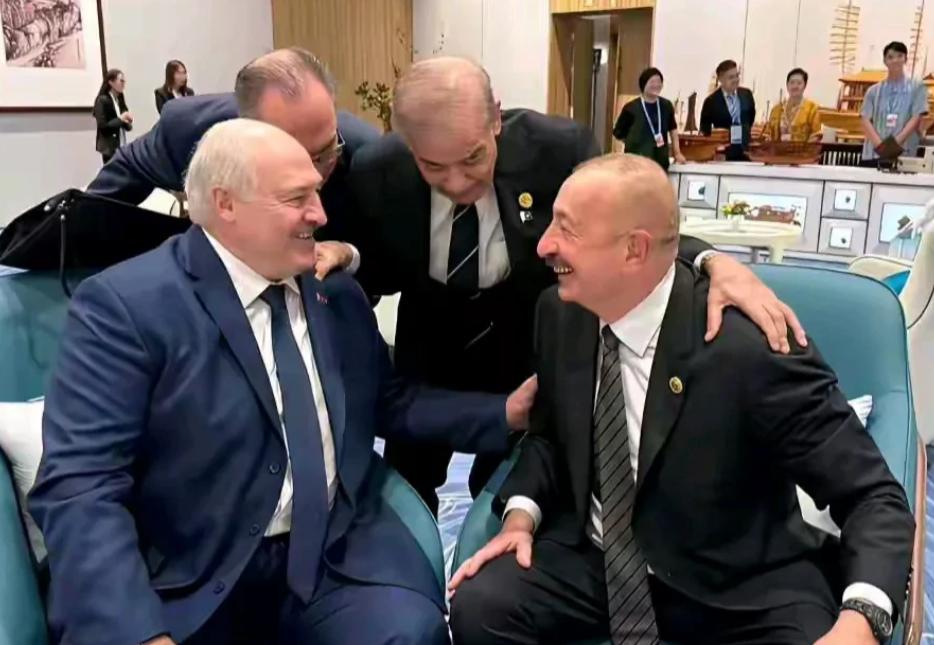 上合组织峰会“哥俩好！”上合组织峰会上，白俄罗斯总统，阿塞拜疆总统和巴基斯坦